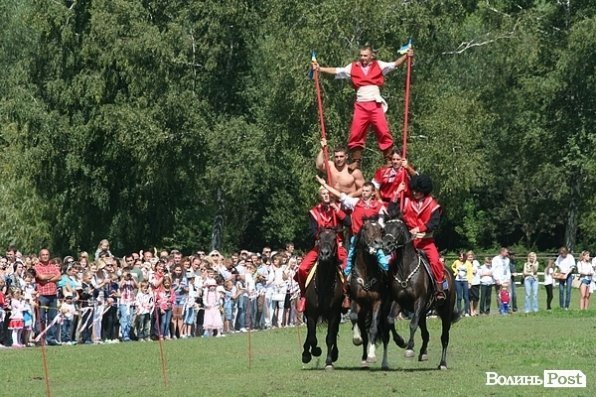 Красуні-вершниці і козаки-екстремали у Луцьку пройшли кінно-спортивні змагання