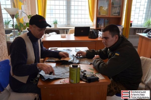 Волонтери Волині просять допомогти матеріалами на пошиття рукавичок для бійців АТО. ФОТО