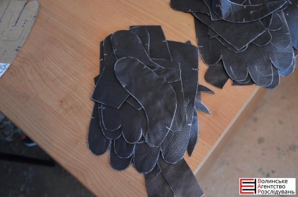 Волонтери Волині просять допомогти матеріалами на пошиття рукавичок для бійців АТО. ФОТО