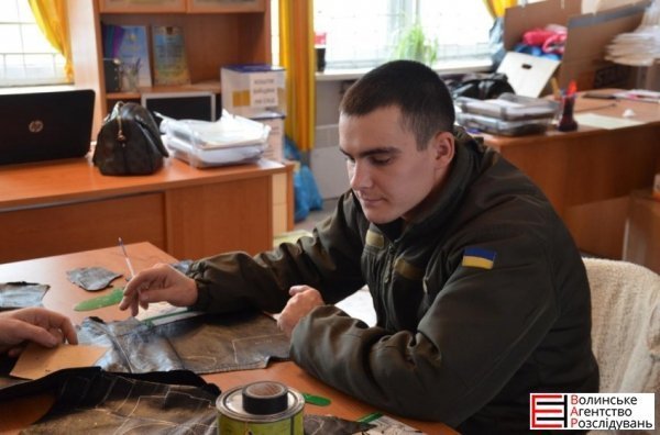 Волонтери Волині просять допомогти матеріалами на пошиття рукавичок для бійців АТО. ФОТО