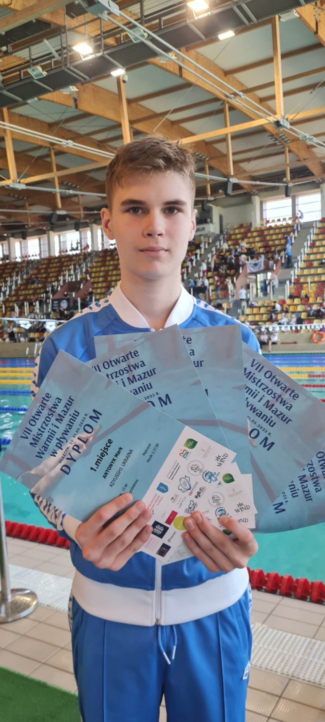 Юний плавець з Луцька завоював 5 нагород на турнірі в Польщі. ФОТО