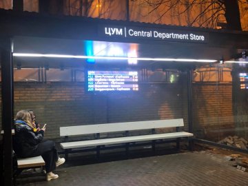 Інформаційне табло, відеокамера, WI-FI: у Луцьку тестують першу «розумну» зупинку. ФОТО