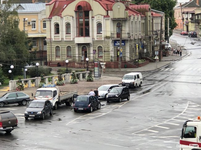 На площі Возз'єднання у Луцьку – аварія. ФОТО