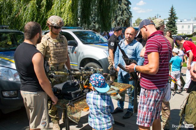 У центрі Луцька діти «стріляли» зі зброї та кермували поліцейськими авто. ФОТО