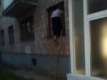 Луцька бабуся виходить із квартири через вікно, бо «кодовий замок – від Сатани»