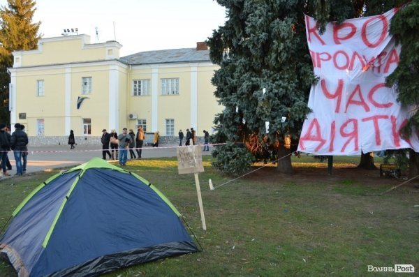 На головні ялинки Луцька повісили «Януковича в петлі». ФОТО