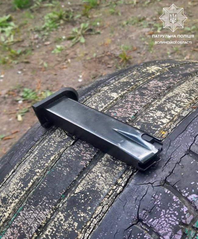 У Луцьку двоє чоловіків залишили пістолет на дитячому майданчику. ФОТО