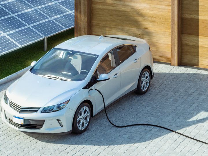 Чи реально заряджати електромобіль від сонячних панелей вдома