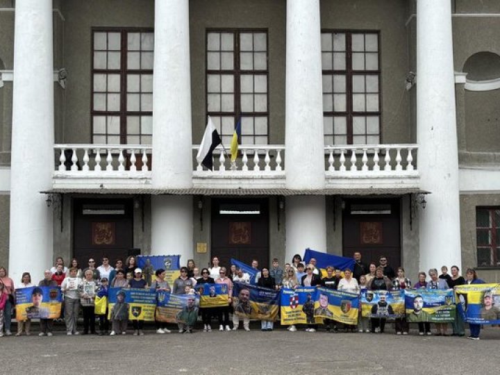 Чекають щодня: у селищі на Волині — перша акція на підтримку безвісти зниклих бійців