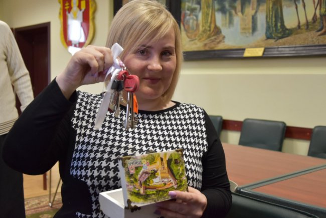 Чотирьом лучанам вручили ключі від квартир в новобудові. ФОТО