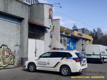 Поки їхала поліція: у Луцьку горе-злодій не заплативши їв і пив пиво в магазині