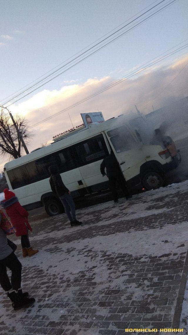 У Луцьку на автостанції горіла маршрутка. ФОТО