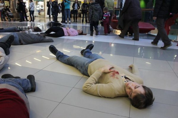 Активісти влаштували «кривавий» флешмоб перед показом російського фільму. ФОТО