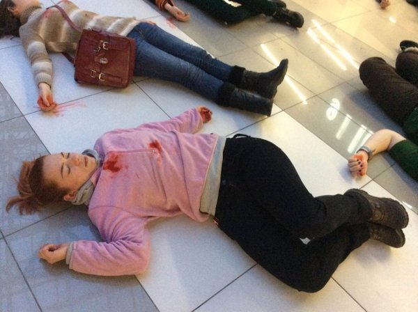 Активісти влаштували «кривавий» флешмоб перед показом російського фільму. ФОТО