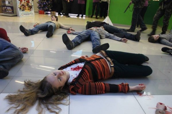 Активісти влаштували «кривавий» флешмоб перед показом російського фільму. ФОТО