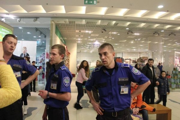 Активісти влаштували «кривавий» флешмоб перед показом російського фільму. ФОТО