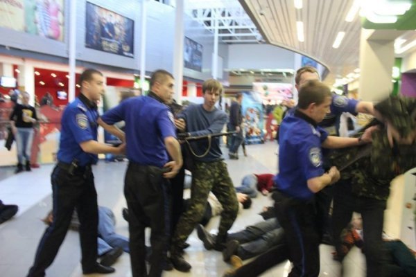 Активісти влаштували «кривавий» флешмоб перед показом російського фільму. ФОТО