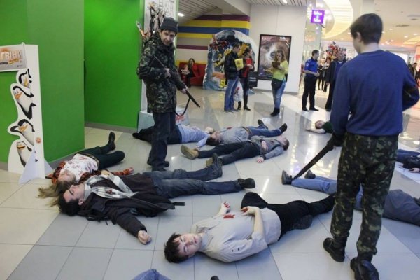 Активісти влаштували «кривавий» флешмоб перед показом російського фільму. ФОТО