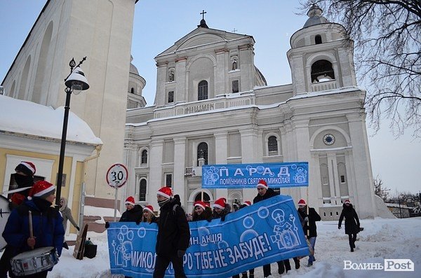 Центр Луцька окупували більше півсотні «Миколаїв». ФОТО