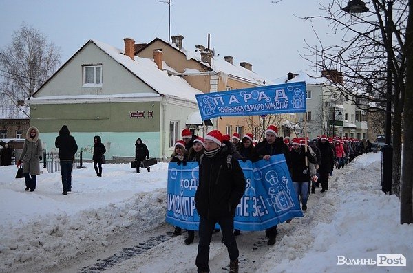 Центр Луцька окупували більше півсотні «Миколаїв». ФОТО