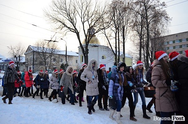 Центр Луцька окупували більше півсотні «Миколаїв». ФОТО