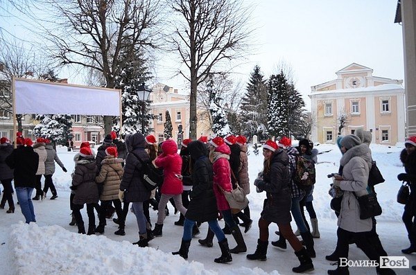 Центр Луцька окупували більше півсотні «Миколаїв». ФОТО