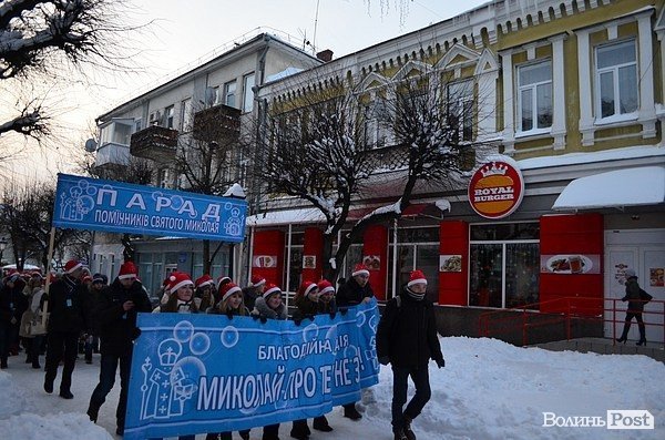 Центр Луцька окупували більше півсотні «Миколаїв». ФОТО