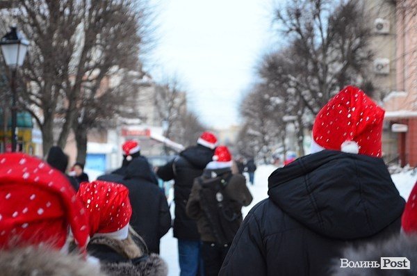Центр Луцька окупували більше півсотні «Миколаїв». ФОТО