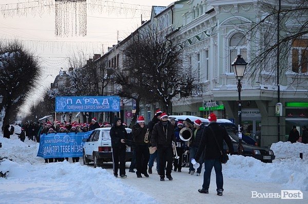 Центр Луцька окупували більше півсотні «Миколаїв». ФОТО