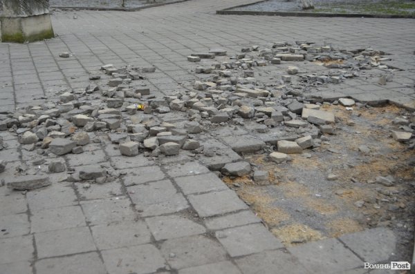 Луцький Автомайдан відновить бруківку біля міліції. ФОТО