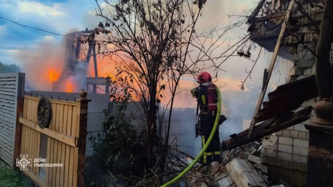 Моторошні фото наслідків ракетно-дронової атаки по Львову