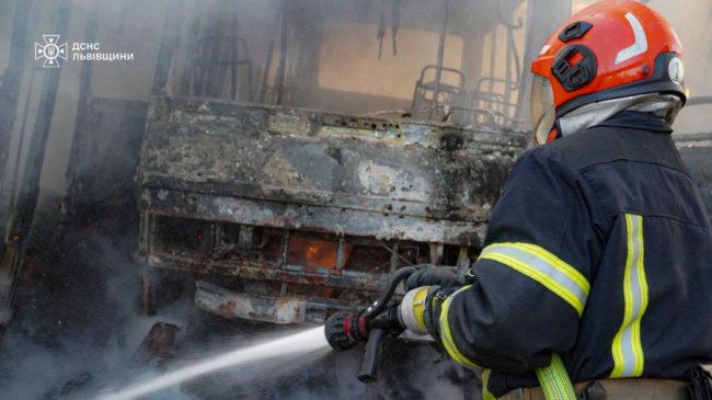 Моторошні фото наслідків ракетно-дронової атаки по Львову