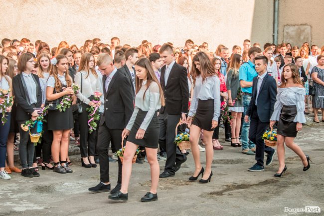 Квіти, вітання та усміхнені першачки: у луцькій школі №9 пролунав перший дзвоник. ФОТО
