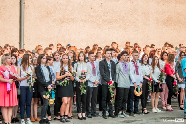 Квіти, вітання та усміхнені першачки: у луцькій школі №9 пролунав перший дзвоник. ФОТО