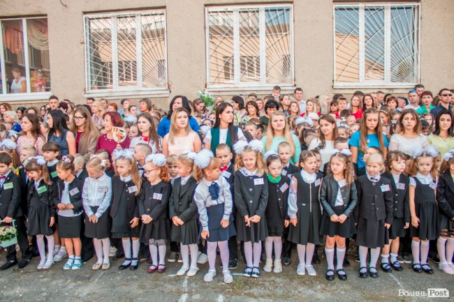 Квіти, вітання та усміхнені першачки: у луцькій школі №9 пролунав перший дзвоник. ФОТО
