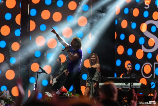 До Винника – навіть на милицях. ФОТОРЕПОРТАЖ із грандіозного концерту у Луцьку