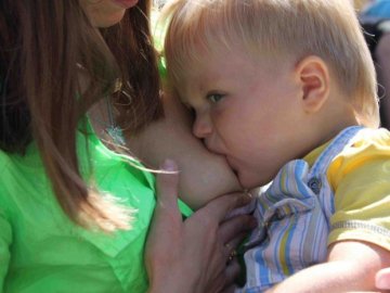 «Оточуючим неприємно на це дивитися», – лучанку обурює грудне вигодовування на публіці