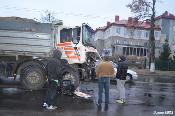 Аварія в Луцьку: не розминулися вантажівки. ФОТО