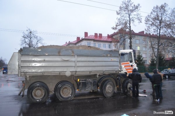 Аварія в Луцьку: не розминулися вантажівки. ФОТО