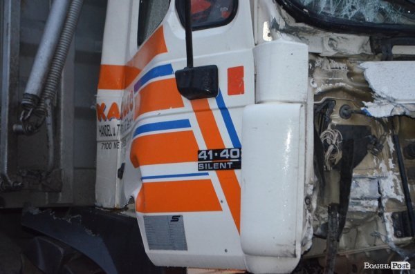 Аварія в Луцьку: не розминулися вантажівки. ФОТО