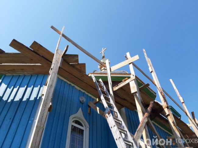 У селі на Волині парафіяни міняють покрівлю столітнього храму. ФОТО