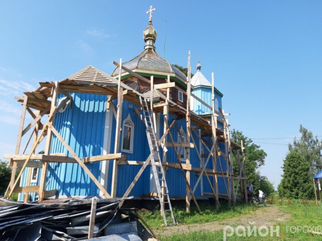 У селі на Волині парафіяни міняють покрівлю столітнього храму. ФОТО