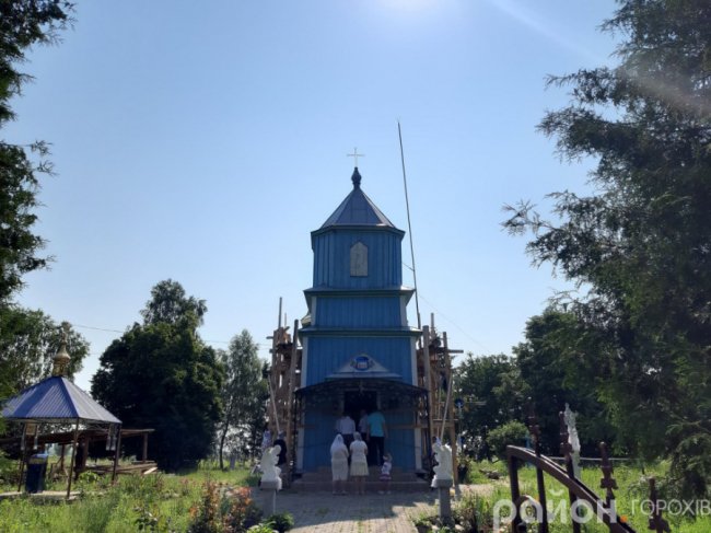 У селі на Волині парафіяни міняють покрівлю столітнього храму. ФОТО
