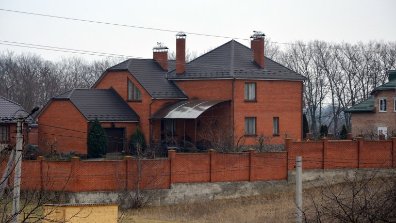 Маєток і земля під Луцьком: що у декларації у подружжя волинських прокурорів