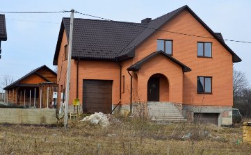 Маєток і земля під Луцьком: що у декларації у подружжя волинських прокурорів