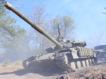 З'явилися фото, як бойовики «ЛНР» відводять танки від лінії фронту