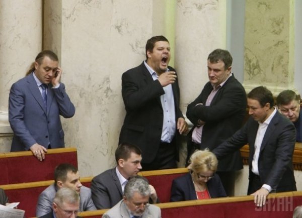 Депутати в Раді позіхали, цілувалися й обіймалися. ФОТО