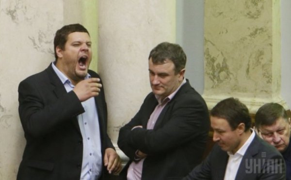 Депутати в Раді позіхали, цілувалися й обіймалися. ФОТО