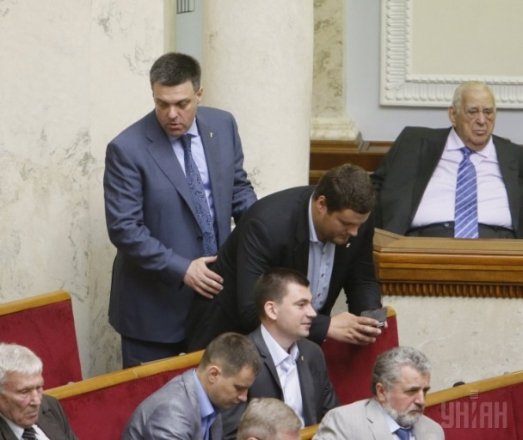 Депутати в Раді позіхали, цілувалися й обіймалися. ФОТО