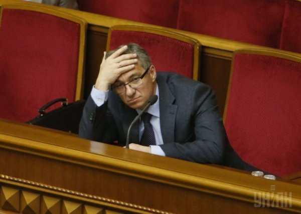 Депутати в Раді позіхали, цілувалися й обіймалися. ФОТО